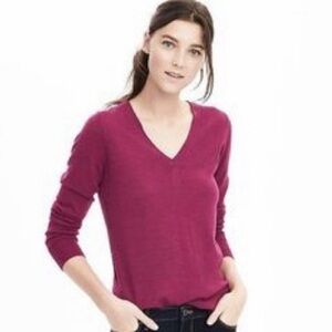BANANA REPUBLIC 100% Merino Wool Cozy Fuschia Purple Vneck Lightweight Sweater